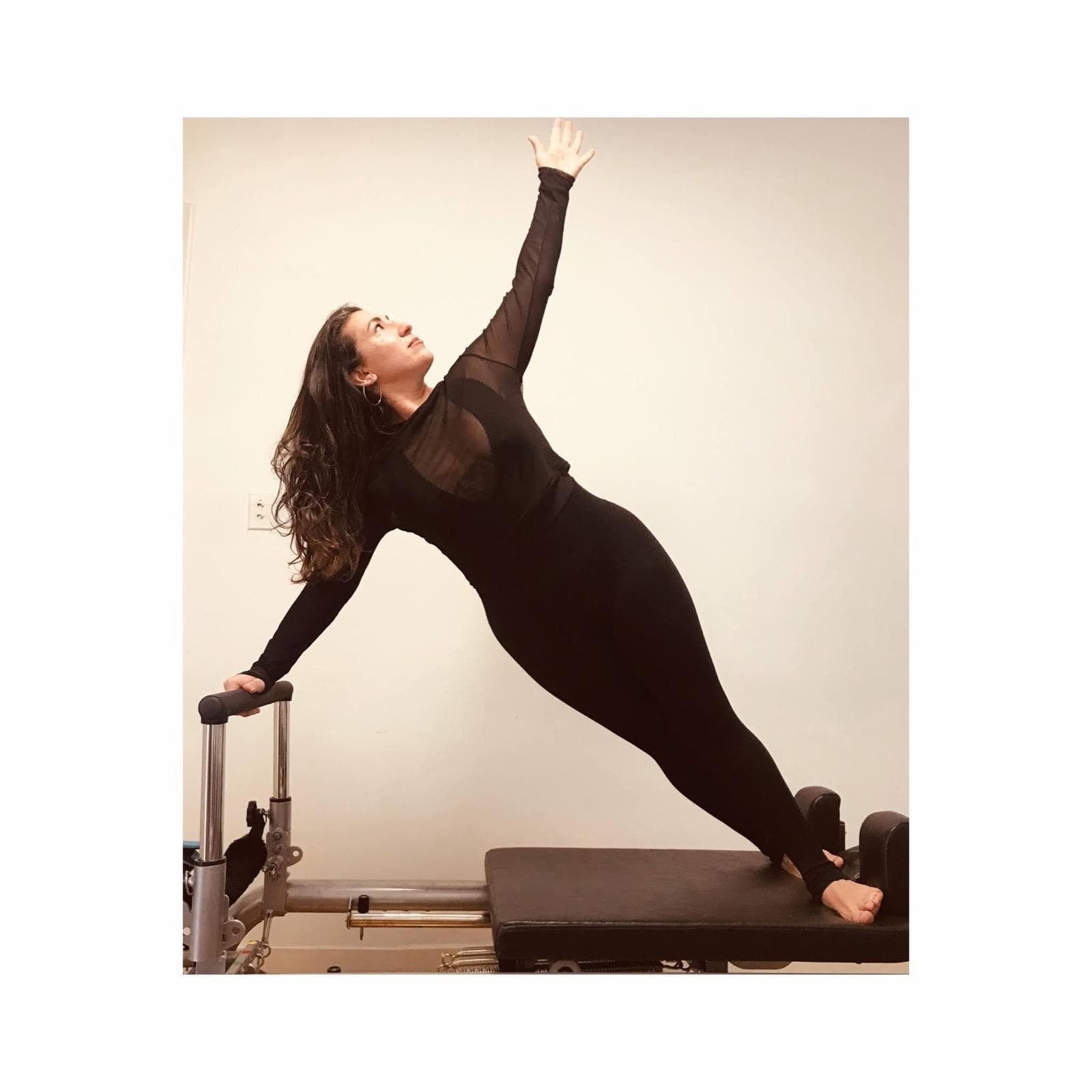 Anna Alvarez trabajando sobre el reformer en su estudio de Pocitos, Montevideo